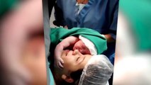 Un bébé enlace et embrasse sa mère quelques secondes après sa naissance