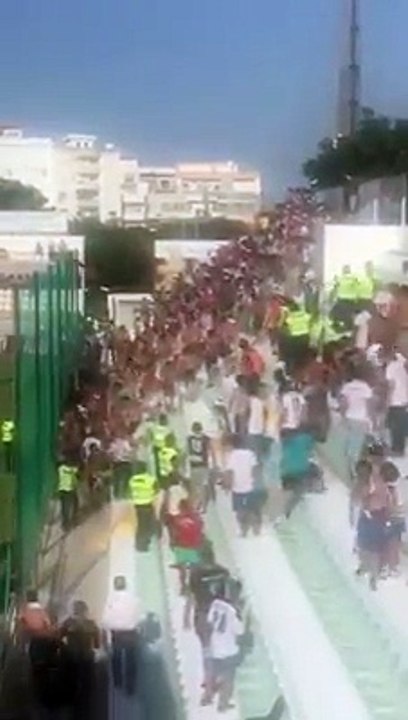 PANCADA e CADEIRAS A VOAR entre adeptos do Boavista e Portimonense