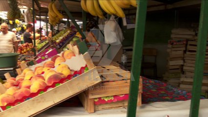 Temperaturat e larta, shitësit në Bit Pazar “digjen” në diell