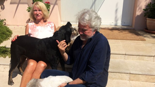 Roland Magdane et ses chiens chez lui à Saint-Paul de Vence : Ici, c'est comme chez Drucker!