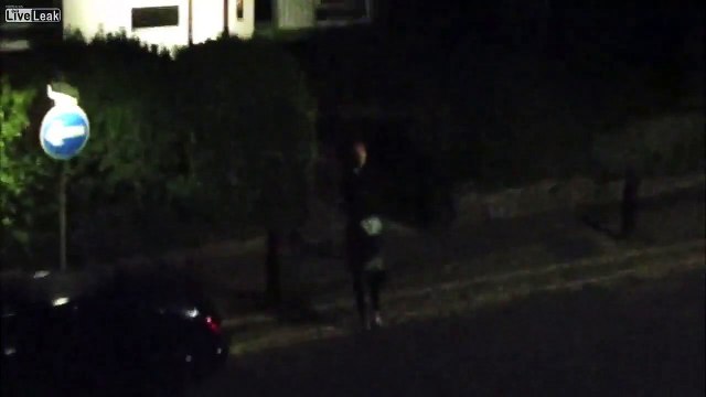 Trompée par son petit ami,elle s'en prend à sa voiture !