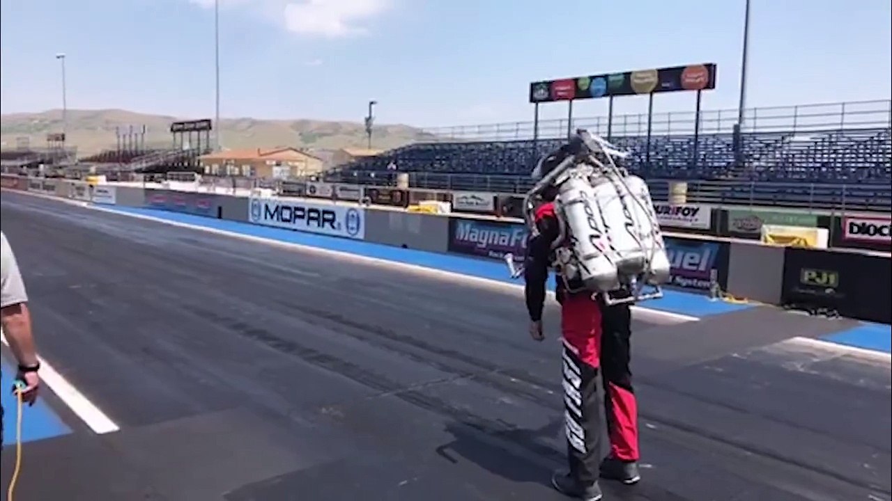 CORRIDA ÉPICA: Dodge Challenger contra Jet Pack