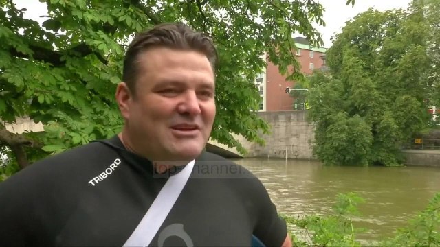 I lodhur nga trafiku, shkon në punë me not - Top Channel Albania - News - Lajme