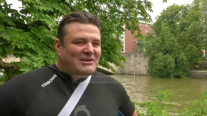 I lodhur nga trafiku, shkon në punë me not - Top Channel Albania - News - Lajme