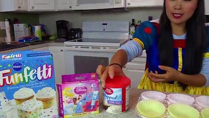 Frozen Elsa Baby vs Snow White GROSS CUPCAKE challenge!