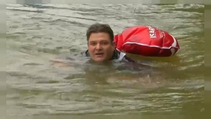 شاهد.. ألماني يذهب إلى عمله سباحة