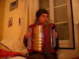 MOukett' qui jOue de l'accOrdéOn
