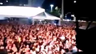 Multidão grita FORA TEMER em show no Recife