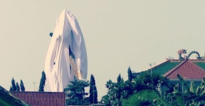 100-Foot Guan Yu Statue Covered in White Sheet After Drawing Criticism From Local Muslims
