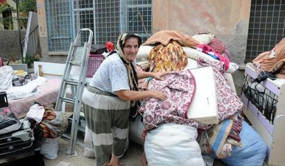 Yaşlı kadını eşyalarıyla sokağa attılar