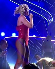 Un fan fait irruption sur scène pendant un concert de Britney Spears