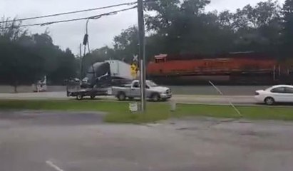 Tren raylarda sıkışan TIR'ı biçti