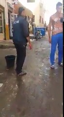 Genç adam kafa atan kadın