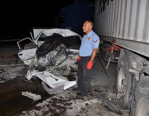 Kavşakta Tır'a Çarpan Otomobilin Sürücüsü ile Eşi Öldü