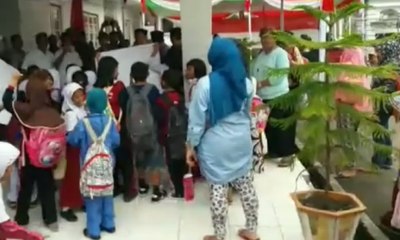 Puluhan Siswa SD Demo di Depan Kantor Wali Kota