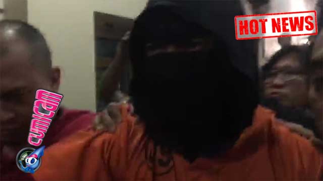 Hot News! Pakai Penutup Wajah dan Rompi Tahanan, Ello Tertunduk Malu - Cumicam 11 Agustus 2017