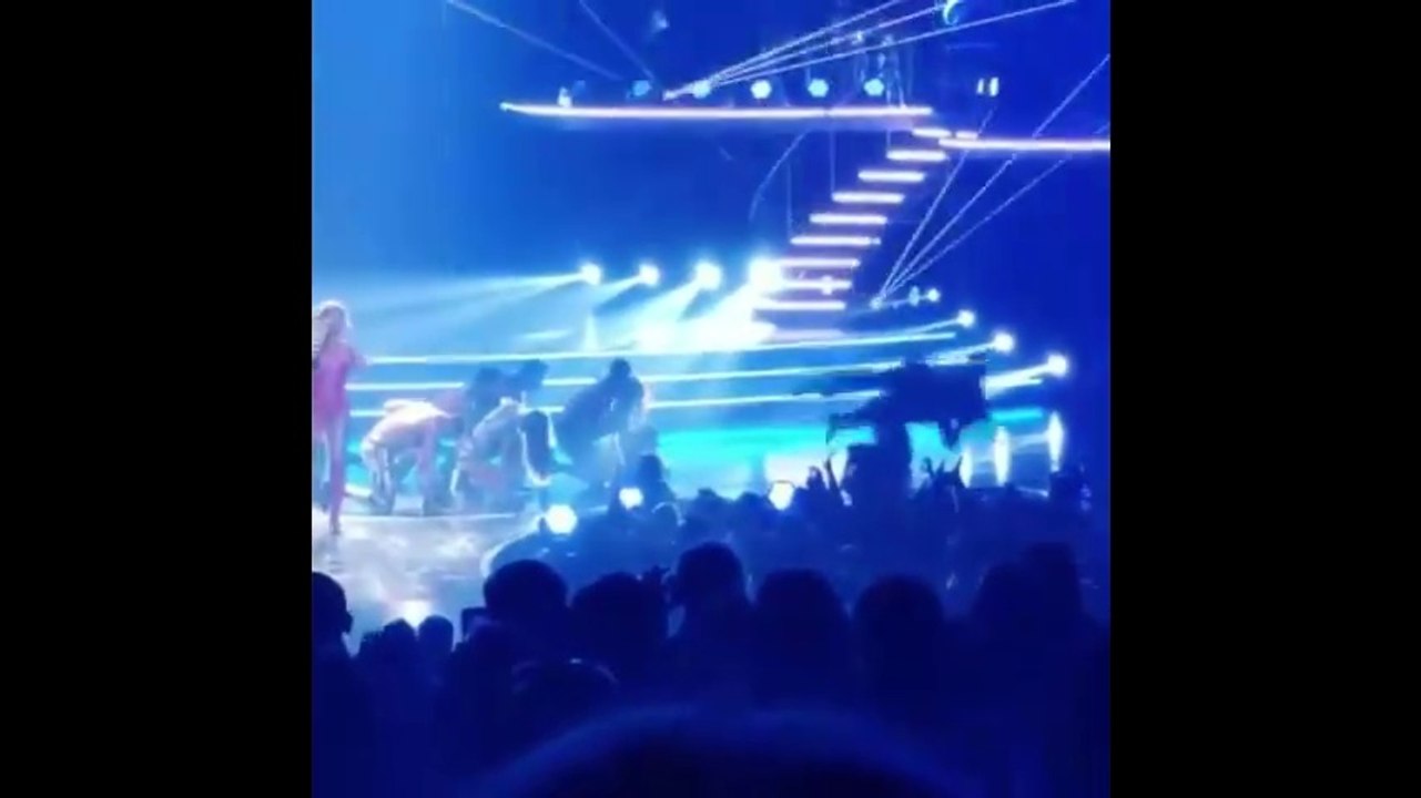 Des danseurs de Britney Spears attaqués sur scène par un fou lors d'un concert en Turquie !