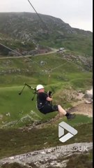 Il joue de la cornemuse suspendu à une tyrolienne en pleine descente !