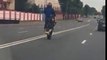 Il conduit sa moto debout sur l'autoroute en Angleterre !!