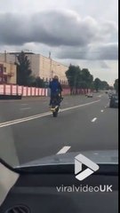 Il conduit sa moto debout sur l'autoroute en Angleterre !!