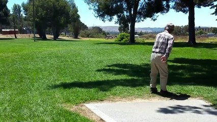 A 97 ans il continue de jouer au Frisbee Golf comme un dieu !
