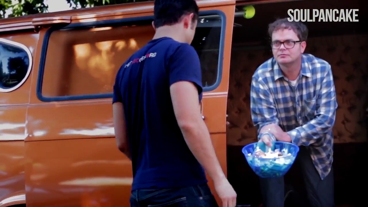 Joseph Gordon-Levitt & Rainn Wilson sweat it out!