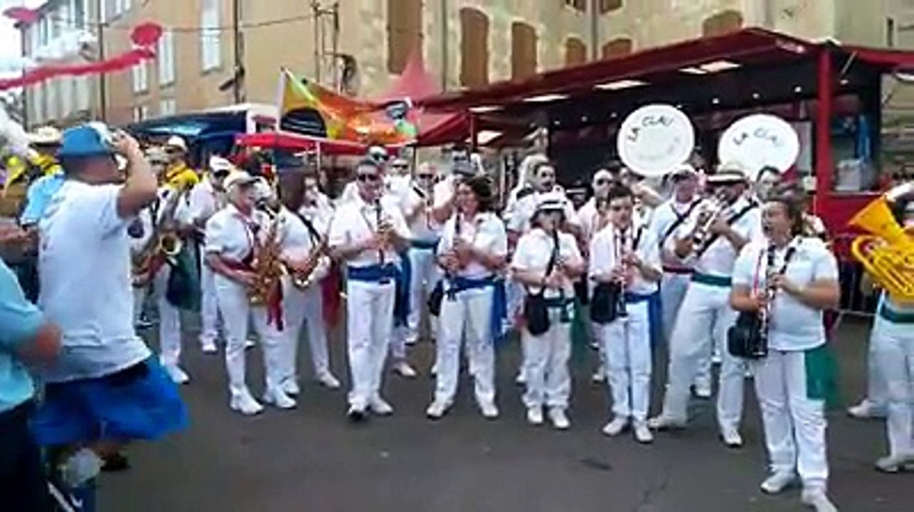 Une fanfare joue Les gendarmes de Saint-Tropez devant des gendarmes