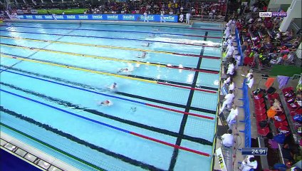 Elle nage le crawl sur une course de 50m brasse au championnat de France