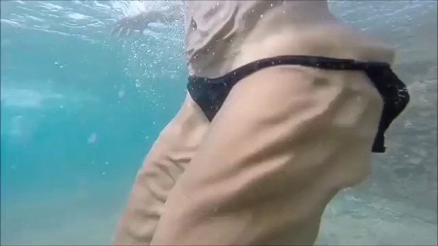 La peau d'une femme qui fait des bonds dans l'eau en slow motion