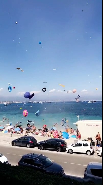 Une tornade de bouées surprend des touristes sur une plage d'Antibes