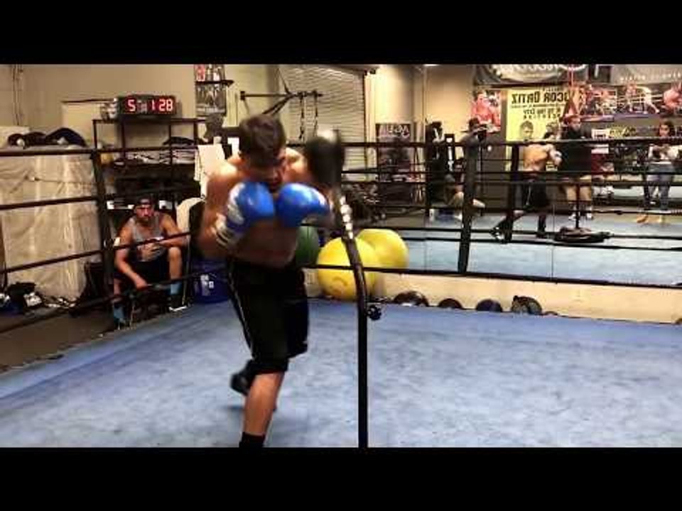 Victor Ortiz killing cobra bag - EsNews boxing