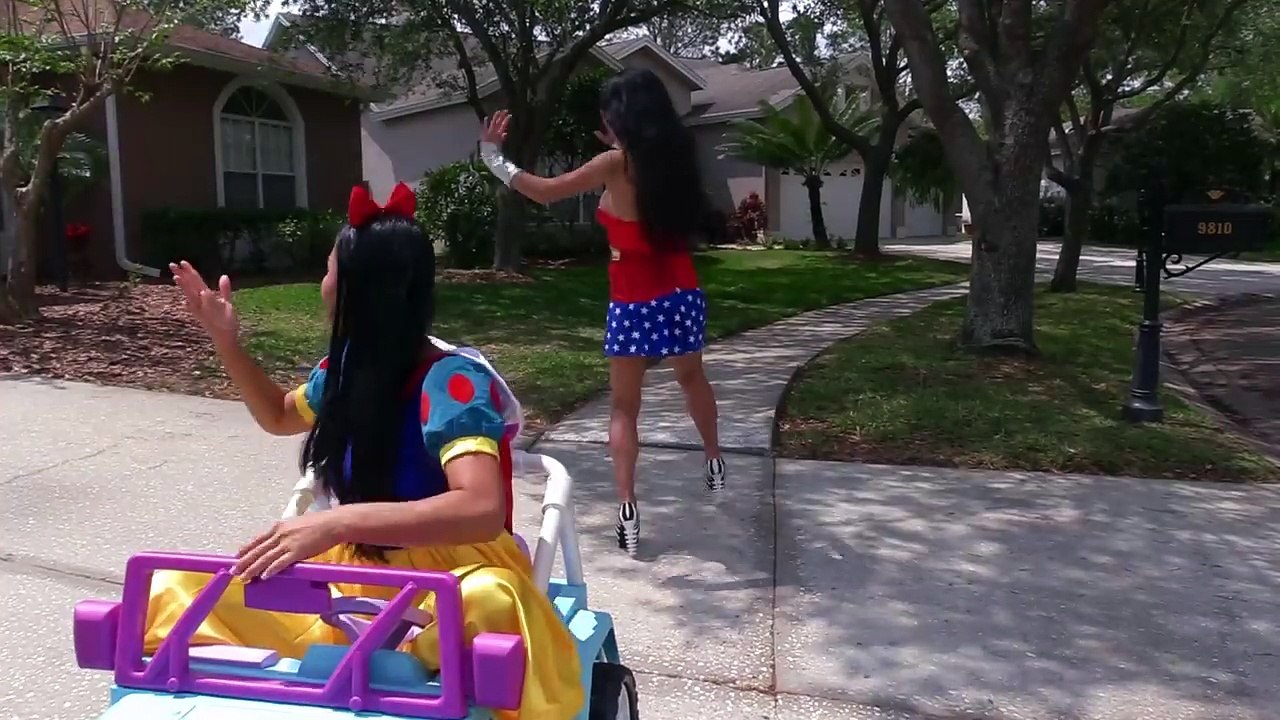 Wonder Woman vs Evil Shoes w/ Snow White, Baby, Joker Police Family, Doritos bath