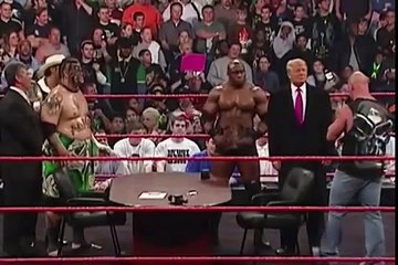 Stone Cold Steve Austin Sale a Defender a Los Mexicanos y Amenaza a Donald Trump Con Patearle El Trasero en la WWE