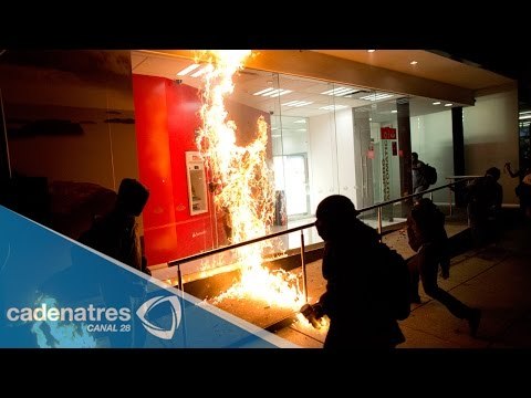 Encapuchados causas destrozos en marcha por Ayotzinapa