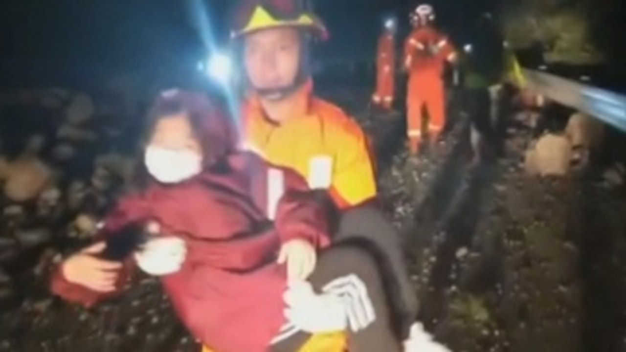 Aumentan a 24 los fallecidos por el terremoto de 7 grados en el centro de China