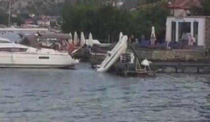 Kaptanı denize düşen bot sahilde korku dolu anlar yaşattı