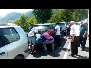 Ora News - Kelmend, “Bashkimi bën fuqinë” edhe për të liruar trafikun