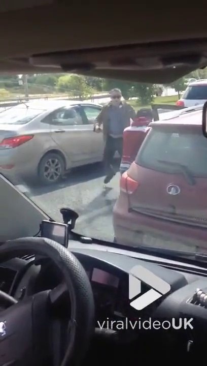 Le conducteur du bus s'arrête pour se battre en pleine route !! Vive la russie !