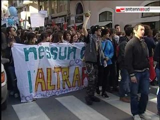 下载视频: TG 17.11.10 Studenti, ricercatori e precari in piazza anche a Bari contro i tagli all'istruzione