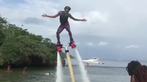 Ce mec en Flyboard essaye de faire le macho..