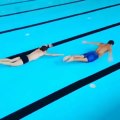 Compétition de natation 4 nages dans une piscine.. SANS EAU !