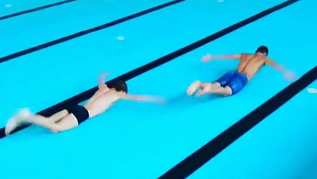 Nager dans une piscine sans eau..