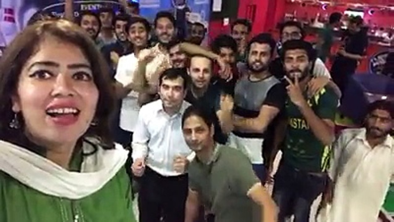 beautiful girl say India ka bapu kon and then reply