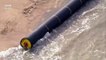 Tuyau géant de 480m de long échoué sur une plage en Angleterre !