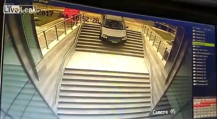 Confondre l'escalier de l'immeuble avec l'entrée du parking.. en voiture !