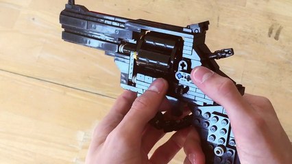 Un revolver Smith & Wesson construit en LEGO qui fonctionne !!