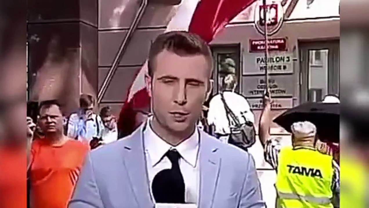CUERNOS PARA REPORTERO TURCO EN DIRECTO