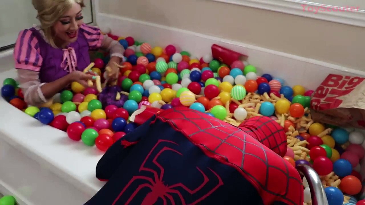 Princess Rapunzel FRENCH FRIES BATH! w/ Spiderman, Paw Patrol Chase, Venom & Joker in Real