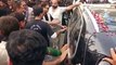 سابق وزیراعظم کے لئے سخت سیکورٹی ، نواز شریف کی گاڑی میں سے نکلنے والے جیو کے رپورٹر قیوم صدیقی تصویر بنانے لگے تو نواز