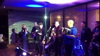 Juanes cantando 'Bonita' de Diomedes Díaz